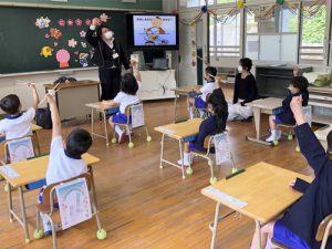 1年生への出前授業の様子「みんなでおいしい給食を食べよう~♪」